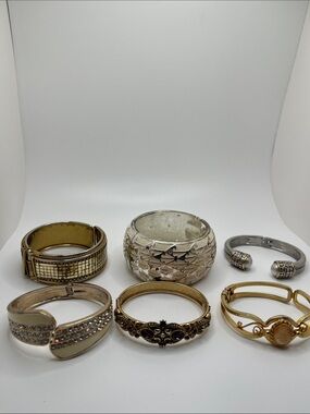 Bundle of 6 Mixed Metal Womens Bangle Bracelet Set in Gold, Silver and Cream
